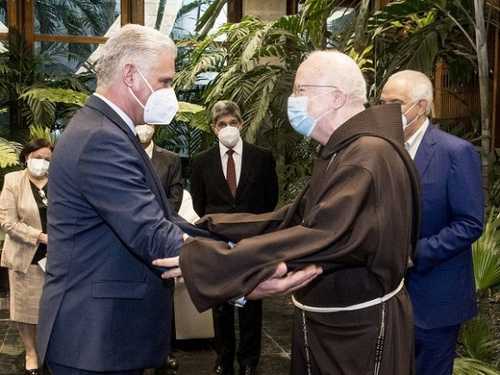 El mandatario cubano, Miguel Díaz-Canel, saluda al arzobispo de Boston, Sean Patrick O’Malley, durante la visita del sacerdote capuchino a La Habana.