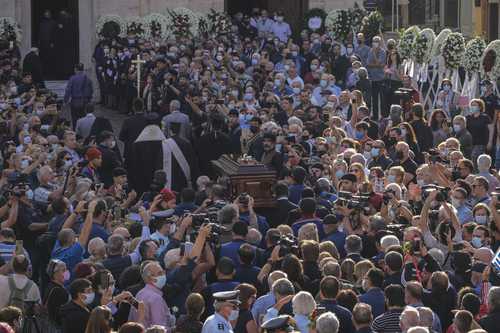 Una multitud rodeó el cortejo fúnebre que transportaba el ataúd del compositor griego a la catedral de La Canea.