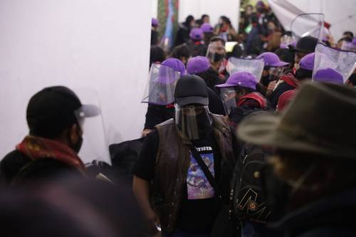 Organizaciones civiles formaron una valla de seguridad para que los delegados del EZLN ingresaran al lugar. Al centro, el subcomandante Moisés.