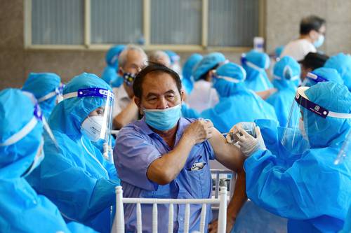 En Hanói, capital de Vietnam, nación del sudeste asiático, un adulto mayor recibe una dosis de AstraZeneca.