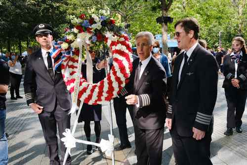  Pilotos y trabajadores de United y American Airlines recuerdan a sus colegas muertos en 2001, en el Memorial del 11 de Septiembre en Nueva York. Foto Afp