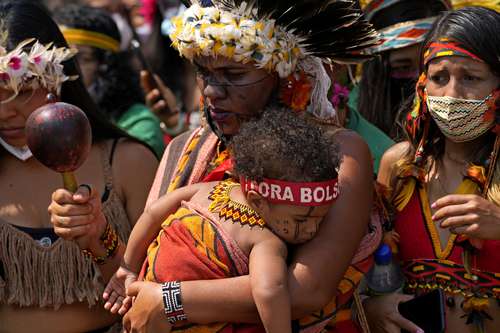 Portando coloridos tocados de plumas y luciendo sus tatuajes, unas 5 mil mujeres de 172 grupos indígenas salieron a la calle en Brasilia, clamando “Fuera Bolsonaro”.