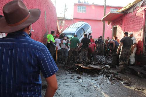 Retiro de vehículos de la barranca Las Venitas, en la parte alta de la Sierra de Guadalupe, que quedaron inservibles tras las torrenciales lluvias del lunes.