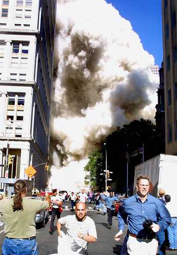  Peatones huyen cuando una de las torres del World Trade Center se derrumba en la ciudad de Nueva York. Autoridades anunciaron hace días que se identificaron los restos de dos víctimas más de las casi 3 mil personas que murieron el 11-S. Foto Afp