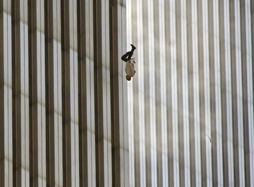 Desesperada por el fuego que la mantenía atrapada, una persona se lanzó de la torre norte del World Trade Center el 11-S . Foto Ap