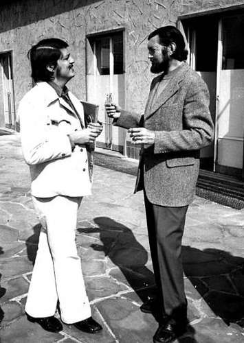 El escritor nicaragüense Sergio Ramírez charla con su colega argentino Julio Cortázar, en los años 70.