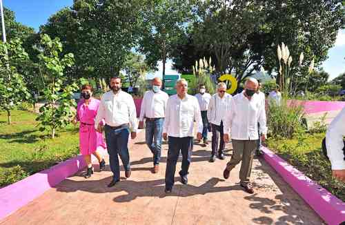 Flanqueado por el gobernador de Nayarit, Antonio Echevarría, y el próximo mandatario estatal, Miguel Ángel Navarro, el presidente López Obrador inauguró ayer las nuevas instalaciones del Centro de Rehabilitación y Educación Especial.