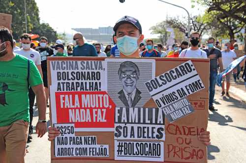 Cientos de brasileños protestaron ayer contra el presidente Jair Bolsonaro, alentados por movimientos de derecha en Río de Janeiro, Belo Horizonte y Sao Paulo, pero la convocatoria estuvo lejos de ser masiva. En tanto, el ex jefe de la Casa Blanca Donald Trump elogió al gobernante brasileño, de quien afirmó que admira su “duro trabajo por ayudar a la gente”.