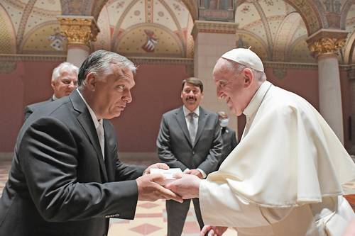 En una breve escala en Budapest, como parte de una gira por Eslovaquia, el papa Francisco abogó por la “apertura” hacia los demás, tras su encuentro con el líder húngaro, Viktor Orban (en la imagen), quien se ostenta como “un baluarte contra la invasión musulmana” en Europa. Más tarde el jerarca religioso llegó a Bratislava, donde fue recibido por la presidenta eslovaca, Zuzana Caputova. Este lunes el pontífice tiene previsto reunirse con miembros de la comunidad judía, incluidos sobrevivientes del Holocausto. Mañana viajará a las zonas más pobres del país, donde conversará con miembros de la comunidad gitana, y el miércoles regresará a Bratislava para dar una misa al aire libre en el lugar de peregrinación de Sastin, antes de volver a Roma.