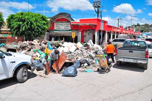 Muebles, ropa y enseres inservibles se acumulan en diversos puntos de Tula luego de las inundaciones de aguas negras que afectaron los locales del tianguis municipal, así como otros establecimientos y viviendas.