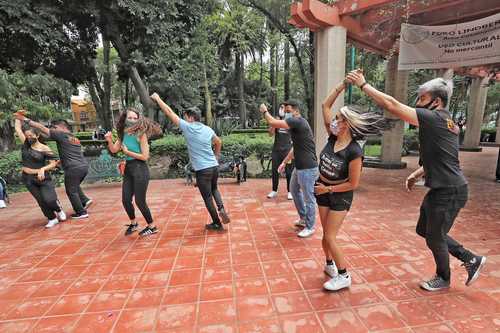 Familias aprovecharon el asueto dominical para bailar, caminar o pasear a su mascota en el parque México. Como parte de las actividades de “rescate” de este espacio público, niños, adolescentes y adultos acudieron a las clases gratuitas de ajedrez en el foro Lindbergh. El semáforo epidemiológico provocó que más personas acudieran a pasear y distraerse, señaló Rafael Guarneros, del comité de residentes de la colonia Hipódromo.