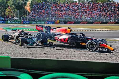En la vuelta 26, el monoplaza de Max Verstappen aterrizó sobre el Mercedes de Lewis Hamilton; a pesar del dramático impacto ambos pilotos salieron ilesos. Los comisarios determinaron que el holandés fue el responsable y lo sancionaron con tres posiciones para la próxima carrera.