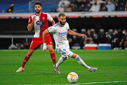 Benzema hizo trizas a la zaga del Celta de Vigo. En la imagen el galo rebasa al defensa mexicano Néstor Araujo.