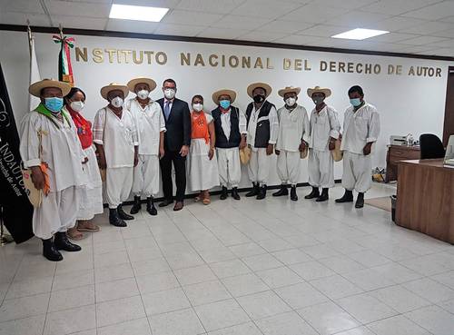 Integrantes del consejo, acompañados por representantes de la Secretaría de Cultura federal y del Instituto Nacional de los Pueblos Indígenas, durante el desahogo de la audiencia sin la presencia de los representantes de la empresa.