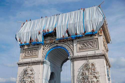 A fin de cumplir el sueño póstumo del artista búlgaro Christo, quien quería transformar el Arco del Triunfo en un “gigantesco paquete de regalo”, un equipo de 95 expertos en cuerdas desplegó ayer varios centenares de metros cuadrados de tejido de polipropileno en este monumento parisino de 50 metros de altura. El embalaje, que requiere 25 mil metros cuadrados de tela, se inaugurará el 18 de septiembre con la presencia del sobrino del fallecido diseñador.