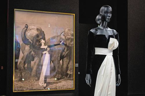  Los 300 vestidos expuestos repasan 75 años de historia de la casa de alta costura y de los creadores que sucedieron al diseñador francés, fallecido en 1957. Foto Afp
