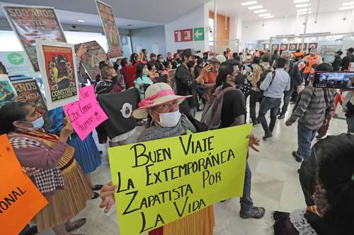 Simpatizantes despiden en el aeropuerto capitalino al contingente de La Extemporánea, la delegación del EZLN que viajó ayer a Viena, Austria.