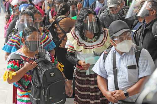 El subcomandante Moisés, con otras delegadas del EZLN.