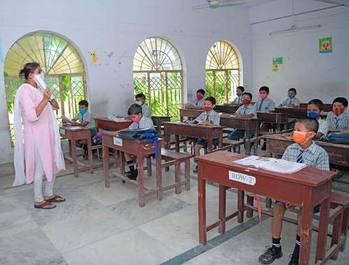 CALLADITOS. Reinicio de clases presenciales, este lunes en una escuela de Agartala, capital del estado de Tripura, en el noreste de India.