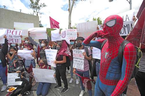 Ayer se llevó a cabo la segunda movilización en defensa del Politécnico. El Colectivo 9 de septiembre, el Comité en defensa del IPN y el IPN no Autonomía en Telegram realizaron un mitin a su llegada al Congreso de la Unión.