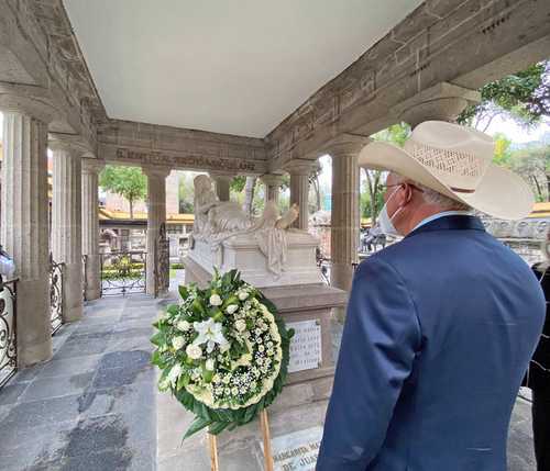 Ken Salazar, embajador de Estados Unidos, visitó el domin-go la tumba de Benito Juárez.