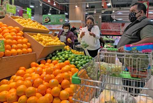 Compras en un supermercado de la Ciudad de México. La Asociación Nacional de Tiendas de Autoservicio y Departamentales (Antad) reportó en agosto un crecimiento de 4.5 por ciento en sus ventas, es decir, hubo una recupera-ción respecto de agosto del año pasado, cuando cayeron 3.2 por ciento debido al confinamiento por la pandemia.