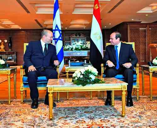 El premier israelí, Naftali Bennett (a la izquierda), se reunió ayer con el presidente egipcio, Abdel Fatah al Sisi, en la ciudad balneario de Sharm el Sheij. El país árabe más poblado y el primero en haber firmado un acuerdo de paz con Israel, en 1979, siempre ha sido mediador en los ciclos de violencia entre Tel Aviv y el movimiento palestino Hamas, que gobierna en la franja de Gaza. Es la primera visita de un jefe de gobierno israelí a Egipto en más de una década. Ambos líderes hablaron sobre “los esfuerzos para reactivar el proceso de paz” entre israelíes y palestinos, en punto muerto desde 2014, dijo el portavoz presidencial Basam Radi.