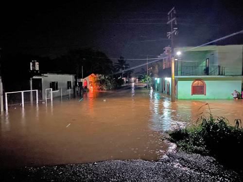 Calles de la colonia La Ventosa, en el municipio de Juchitán, Oaxaca, quedaron inundadas por las lluvias que dejó la onda tropical número 29, que también causó afectaciones en otras 16 localidades del Istmo de Tehuantepec.