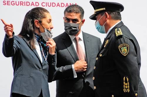 Claudia Sheinbaum y Omar García Harfuch (centro) encabezaron la entrega de nuevas patrullas para el reforzamiento de la seguridad en el sector Plateros, en la alcaldía Álvaro Obregón.