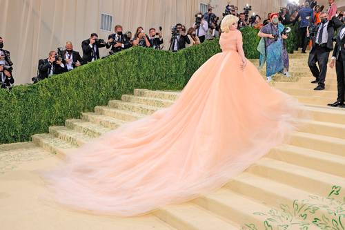  La cantante Billie Eilish, de rosa, en la gala del Met. Foto Afp