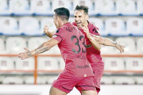 El brasileño Diego Rigonato festeja con Raúl López el gol del triunfo en su visita a Pachuca.