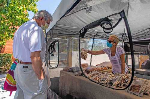 Tianguis en Santa Monica, California. La ta-sa de inflación en Estados Unidos descendió en agosto, pese a lo cual el alza de precios de la gasolina y los alimentos, incluida la carne vacuna, sigue siendo una vulnerabilidad política para el presidente Joe Biden.