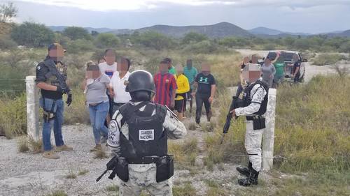 Veintidós migrantes cubanos y haitianos fueron abandonados en la comunidad de Cerrito Blanco, municipio de Doctor Arroyo, por sujetos que los habían secuestrado, al igual que a otras 16 personas, la madrugada del martes.