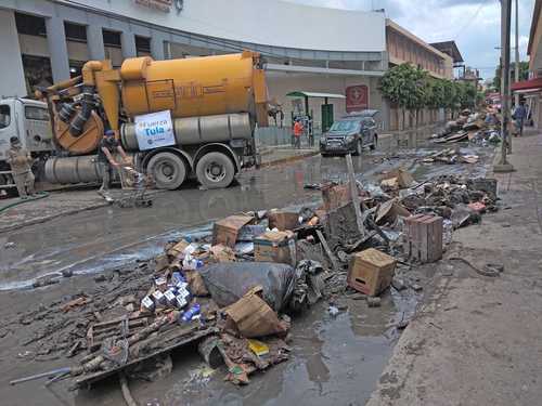 El lodo proveniente del río Tula y los escombros no han sido retirados en su totalidad de las calles, después de la inundación ocurrida la semana pasada; el secretario de Salud de Hidalgo, Alejandro Benítez, recomendó tirar los muebles y otros objetos que arrastró el agua, pues pueden causar enfermedades.