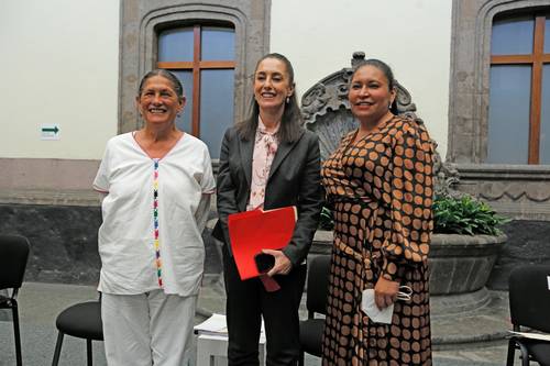 Claudia Sheinbuam, junto con Jesusa Rodríguez y la senadora Ana Lilia Rivera, en la entrega de 5 mil firmas de mujeres indígenas que propusieron descolonizar el Paseo de la Reforma.