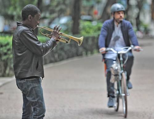 Un virtuoso de la música se gana la vida tocando su instrumento en calles de la colonia Condesa de la Ciudad de México.