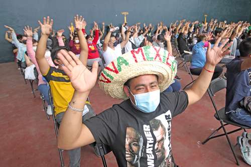 Jóvenes de 18 a 29 y de 30 a 39 años, algunos ataviados con sombreros de palma y playeras con leyendas diversas, acudieron al Campo Marte por la segunda dosis de la vacuna Sputnik V.