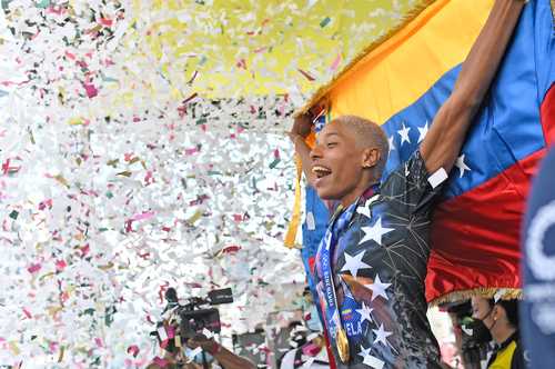 Yulimar Rojas, campeona de salto triple con récord mundial de 15.67 metros en Tokio 2020 y ganadora en la final de la Liga Diamante, arribó a Venezuela donde miles de personas la aclamaron a su paso en una caravana del aeropuerto al centro de Caracas.