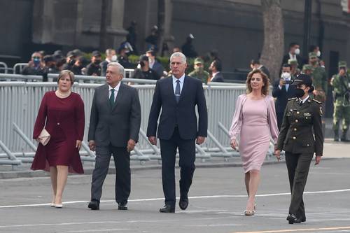 El presidente Andrés Manuel López Obrador y su homólogo de Cuba, Miguel Díaz-Canel, en la ceremonia de Independencia. A la derecha en la imagen, su esposa, Beatriz Gutiérrez Müller.