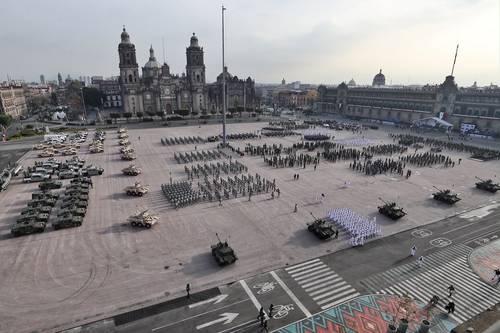  En el desfile participaron poco más de 15 mil elementos del Ejército Mexicano. Foto Marco Peláez