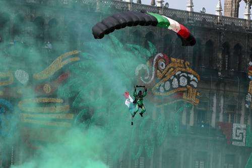  Exhibición de operaciones de caída libre militar sobre el Zócalo. Foto José Antonio López