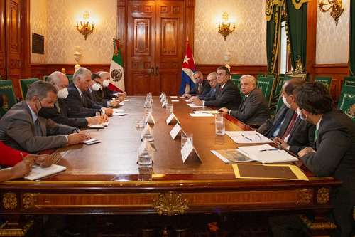  El presidente Andrés Manuel López Obrador e integrantes de su gabinete recibieron en Palacio Nacional a la comitiva encabezada por el mandatario de Cuba, Miguel Díaz-Canel, invitado especial y orador en los festejos por la Independencia. Foto Cubavisión Internacional