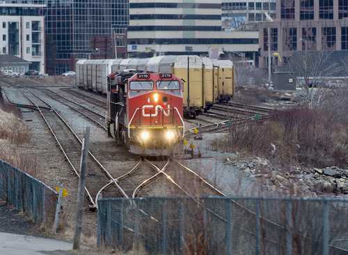 Una locomotora de Canadian National Rail en el patio de trenes en Dartmouth, Nueva Escocia; pese a que su oferta era más alta, accionistas de KCS optaron por aceptar la propuesta de fusión de Canadian Pacific Railway.