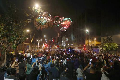 Cientos de personas que no pudieron ingresar al Zócalo para la celebración del inicio de la gesta de Independencia, se conformaron con ver de lejos el espectáculo de luces.