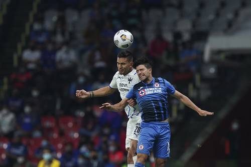 Duelo por el balón entre Sebastián Vegas, de Monterrey, e Ignacio Rivero, de Cruz Azul.