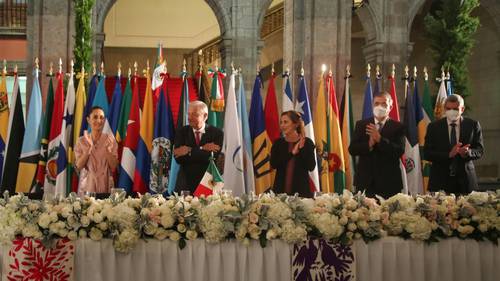 El presidente Andrés Manuel López Obrador ofreció ayer en Palacio Nacional una cena a los dignatarios que participarán hoy en la sexta cumbre de la Celac. Junto a él en la mesa central, Claudia Sheinbaum, su esposa Beatriz Gutiérrez, el canciller Marcelo Ebrard y Jesús María Tarriba, acompañante de la jefa de Gobierno.