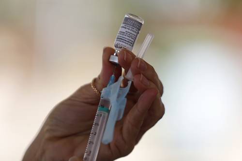  Una enfermera prepara una inyección contra el SARS-CoV-2 en un centro de inoculación de Brasilia, Brasil. Foto Xinhua