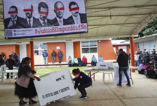 En la normatividad de la consulta popular se especifica que sólo el INE puede hacer propaganda del referido ejercicio democrático en radio y televisión. En la imagen, la instalación de una mesa receptora de votos en Chiapas del pasado 1º de agosto.