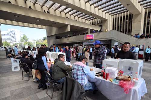 Todos los sindicatos del país deben legitimar sus CCT mediante nuevos sufragios a más tardar el 1º de mayo de 2023. En la imagen, una votación de trabajadores del Gobierno de la Ciudad de México en 2020.