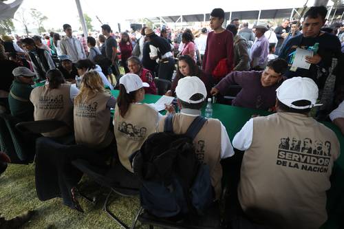 En Nayarit, registran como beneficiarios a personas que tienen ganado y tiendas, reclama el indígena wixárika que formaba parte del grupo que recorre el país para apoyar a la población vulnerable. En la imagen, entrega de apoyos en Tulancingo, Hidalgo.